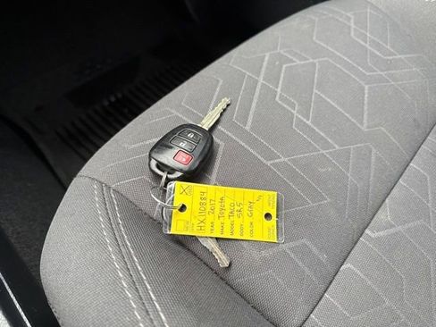 Used 2017 Toyota Tacoma TRD Sport w/ Tow Package image 30