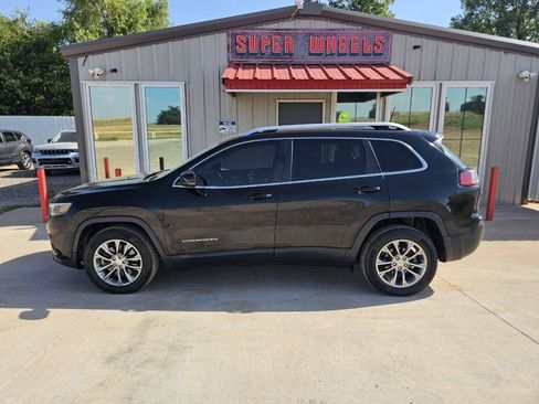 Used 2019 Jeep Cherokee Latitude Plus FWD image 3