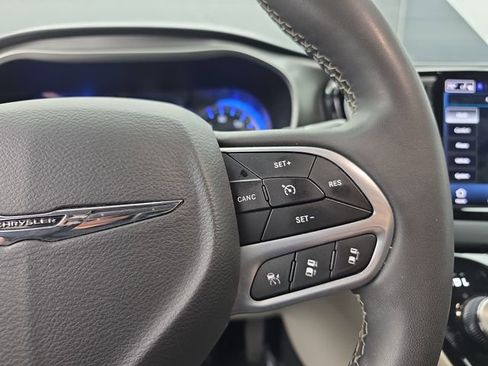 Used 2023 Chrysler Pacifica Touring-L image 33