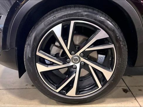 Used 2022 Volvo XC40 T5 R-Design image 9