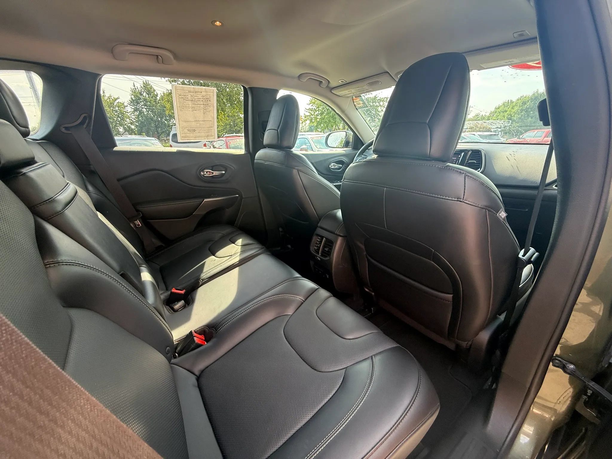 Used 2019 Jeep Cherokee Limited AWD/4WD image 12