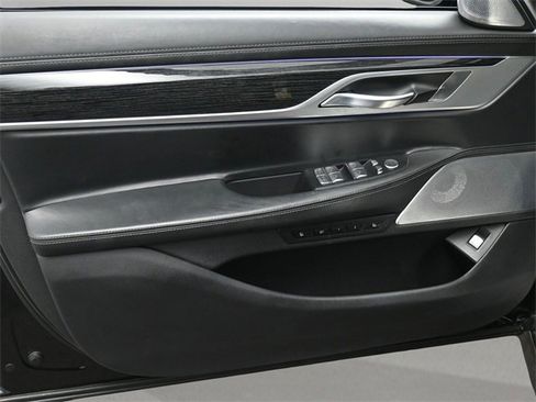 Used 2021 BMW 750i xDrive w/ Executive Package image 9