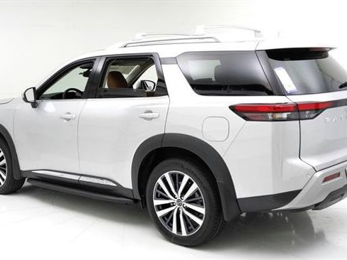 Used 2022 Nissan Pathfinder Platinum w/ Lighting Package (N93) FWD image 5