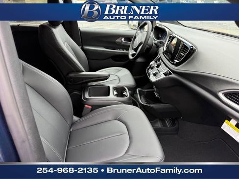 New 2025 Chrysler Pacifica Select image 15