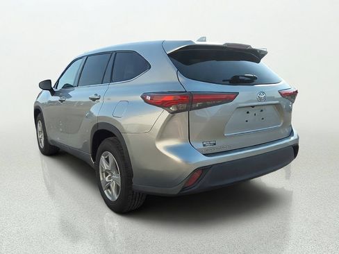 Used 2021 Toyota Highlander L FWD image 5