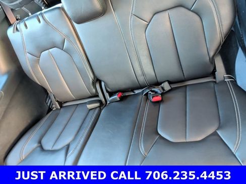 Used 2025 Chrysler Pacifica Select image 9