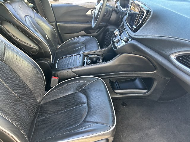 Used 2025 Chrysler Pacifica Limited FWD image 13
