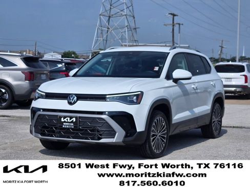Used 2025 Volkswagen Taos SE FWD image 2