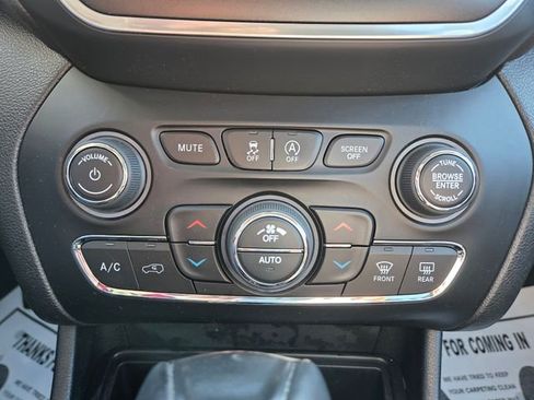 Used 2022 Jeep Cherokee Trailhawk image 25