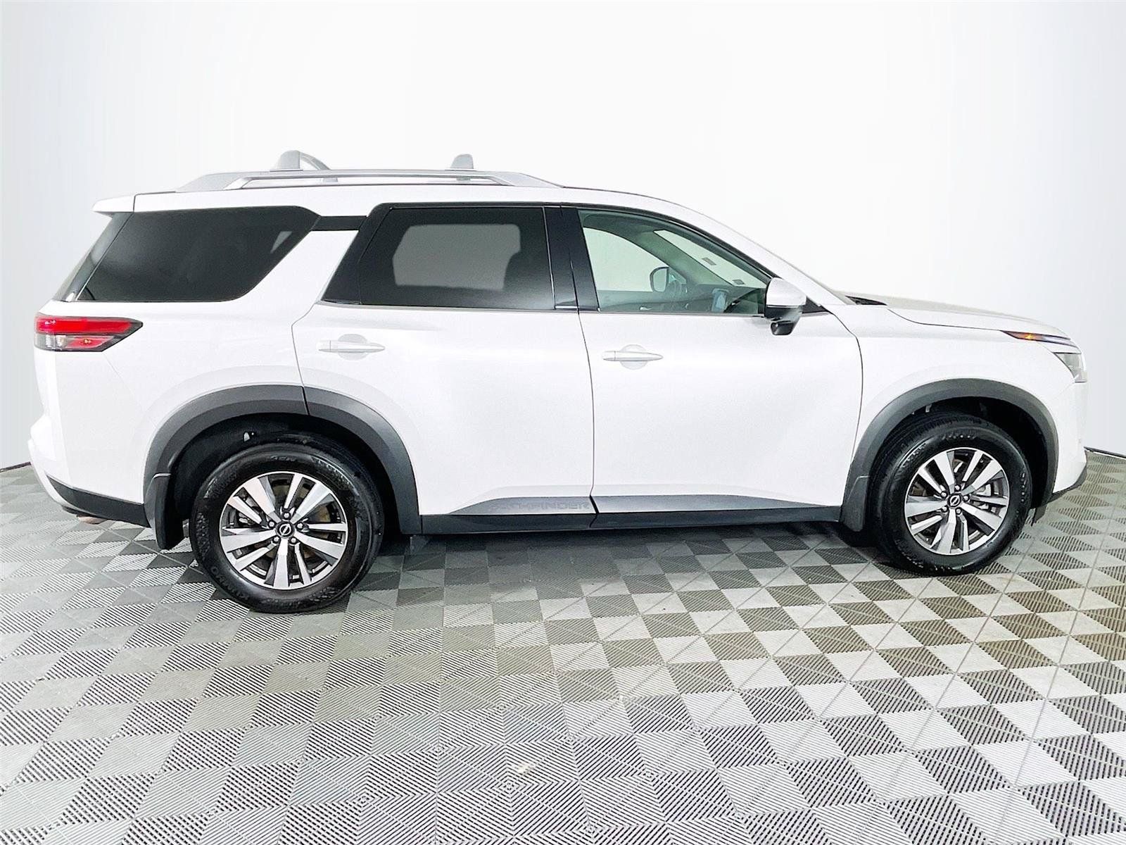 Used 2025 Nissan Pathfinder SL AWD/4WD image 10