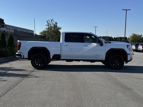 Used 2025 GMC Sierra 2500 AT4 w/ AT4 Premium Plus Package AWD/4WD image 11