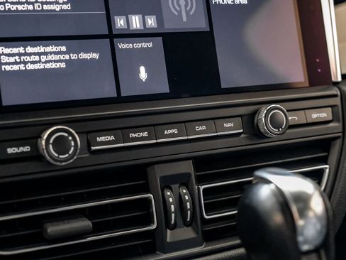 Used 2020 Porsche Macan AWD/4WD image 34