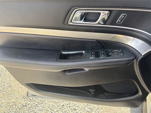 Used 2018 Ford Explorer XLT image 13