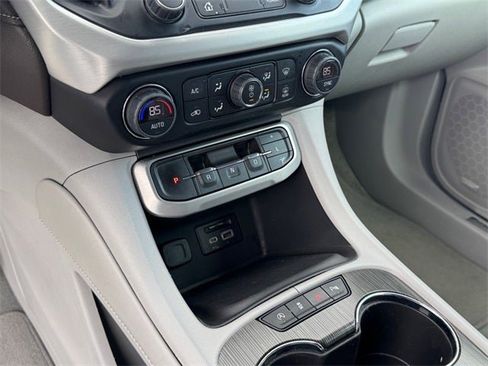 Used 2023 GMC Acadia SLT image 22