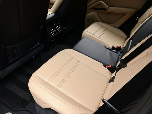 Certified 2025 Porsche Cayenne S AWD/4WD image 15