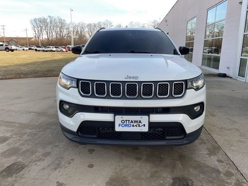 Used 2023 Jeep Compass Latitude image 3