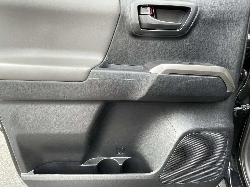 Used 2018 Toyota Tacoma SR5 RWD image 15