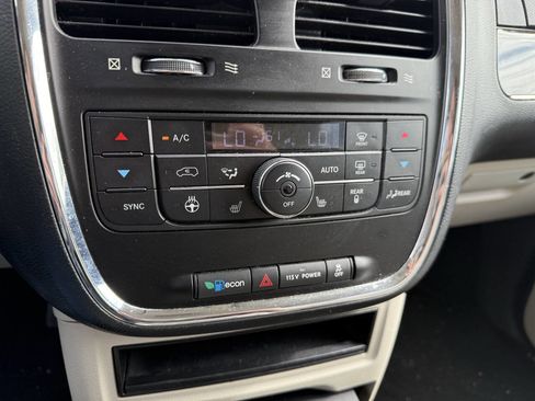 Used 2013 Chrysler Town & Country Touring-L w/ Driver Convenience Group FWD image 27