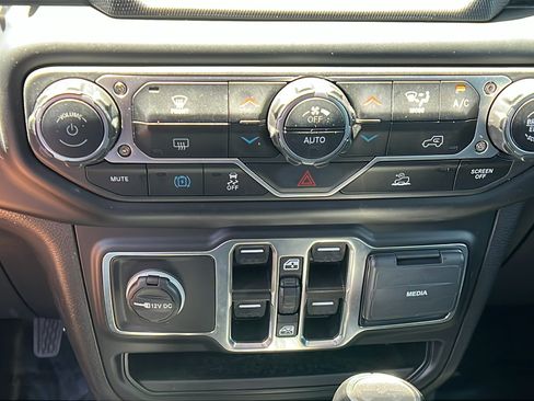 Used 2023 Jeep Wrangler Unlimited Sahara AWD/4WD image 26