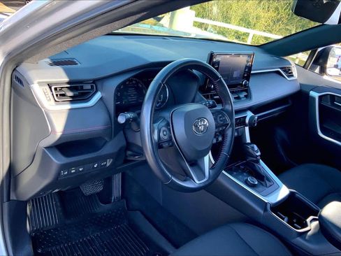 Used 2022 Toyota RAV4 SE w/ Weather & Moonroof Package image 18