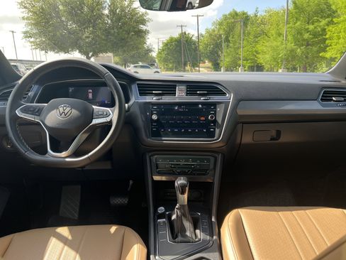 Used 2023 Volkswagen Tiguan SE w/ Panoramic Sunroof Package image 26