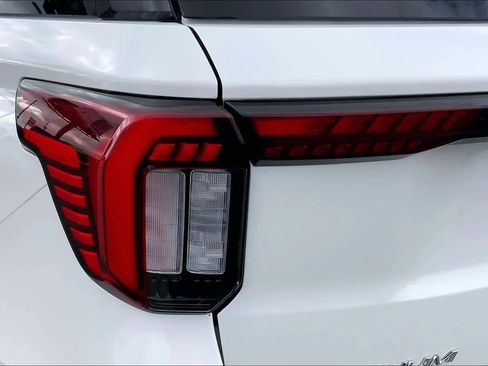 Certified 2025 Ford Explorer Platinum image 28