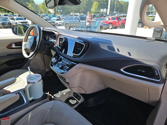 Used 2017 Chrysler Pacifica Limited FWD image 31