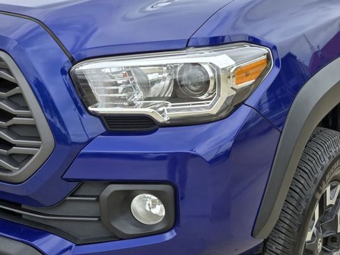 Certified 2022 Toyota Tacoma TRD Off-Road AWD/4WD image 5