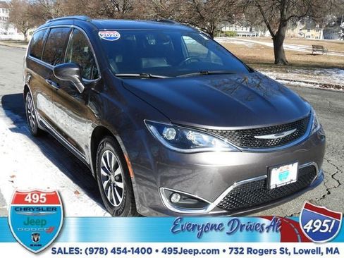 Used 2020 Chrysler Pacifica Touring-L image 7