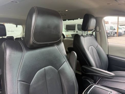 Used 2024 Chrysler Pacifica Touring-L FWD image 10