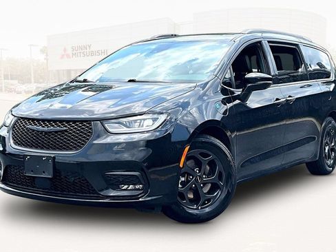 Used 2024 Chrysler Pacifica Premium FWD image 1