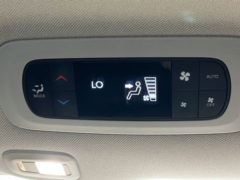 Used 2023 Chrysler Pacifica Limited w/ Uconnect Theater Family Group FWD image 26