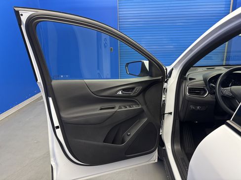 Used 2023 Chevrolet Equinox RS w/ LPO, Floor Liner Package image 9