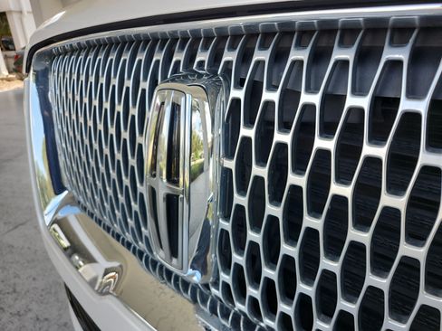 Used 2019 Lincoln Navigator Reserve AWD/4WD image 19