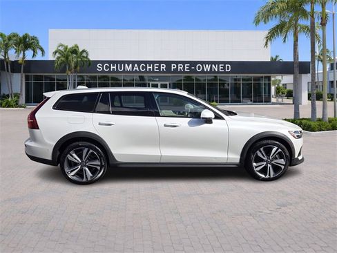 Certified 2025 Volvo V60 B5 Cross Country Plus image 8