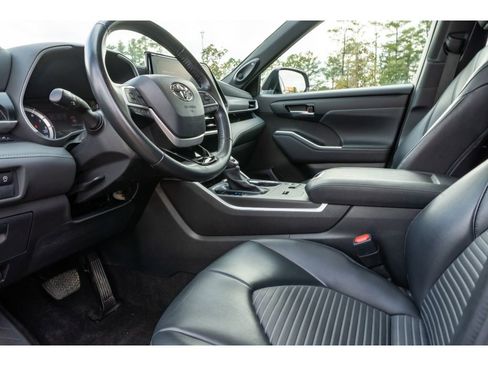 Used 2023 Toyota Highlander XSE image 10
