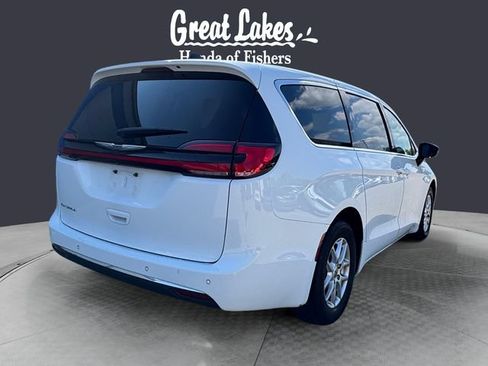 Used 2024 Chrysler Pacifica Touring-L FWD image 5