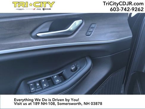 New 2025 Jeep Grand Cherokee Limited image 9