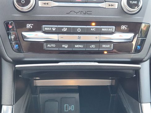 Used 2020 Ford Explorer Limited image 19