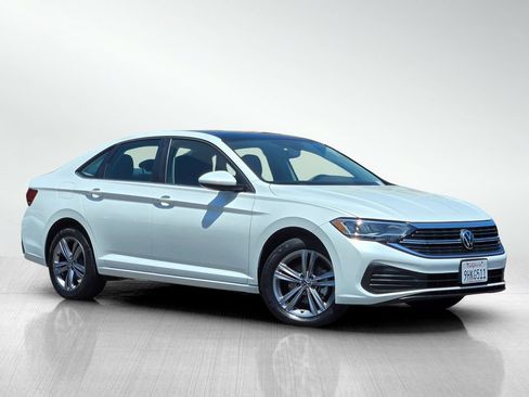 Used 2023 Volkswagen Jetta SE w/ Panoramic Sunroof Package FWD image 2