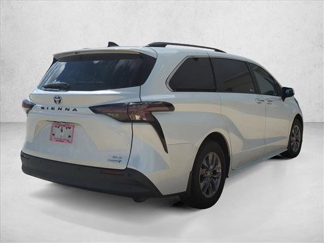 Used 2024 Toyota Sienna XLE FWD image 5