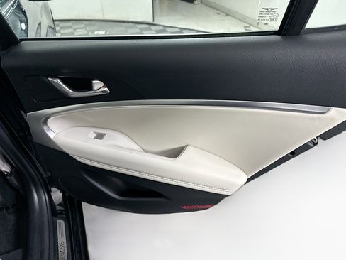 Used 2025 Genesis G70 2.5T image 29