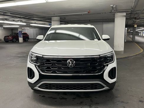 Used 2025 Volkswagen Atlas Cross Sport SE w/ Black Wheel Package image 32