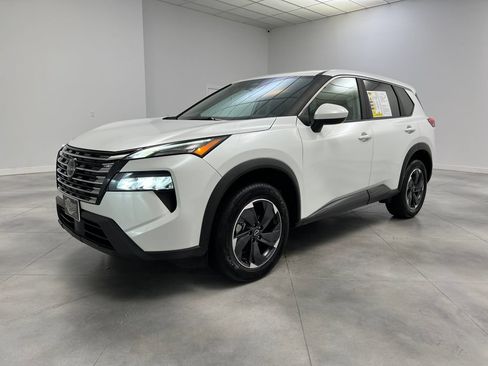 Used 2025 Nissan Rogue SV AWD/4WD image 4