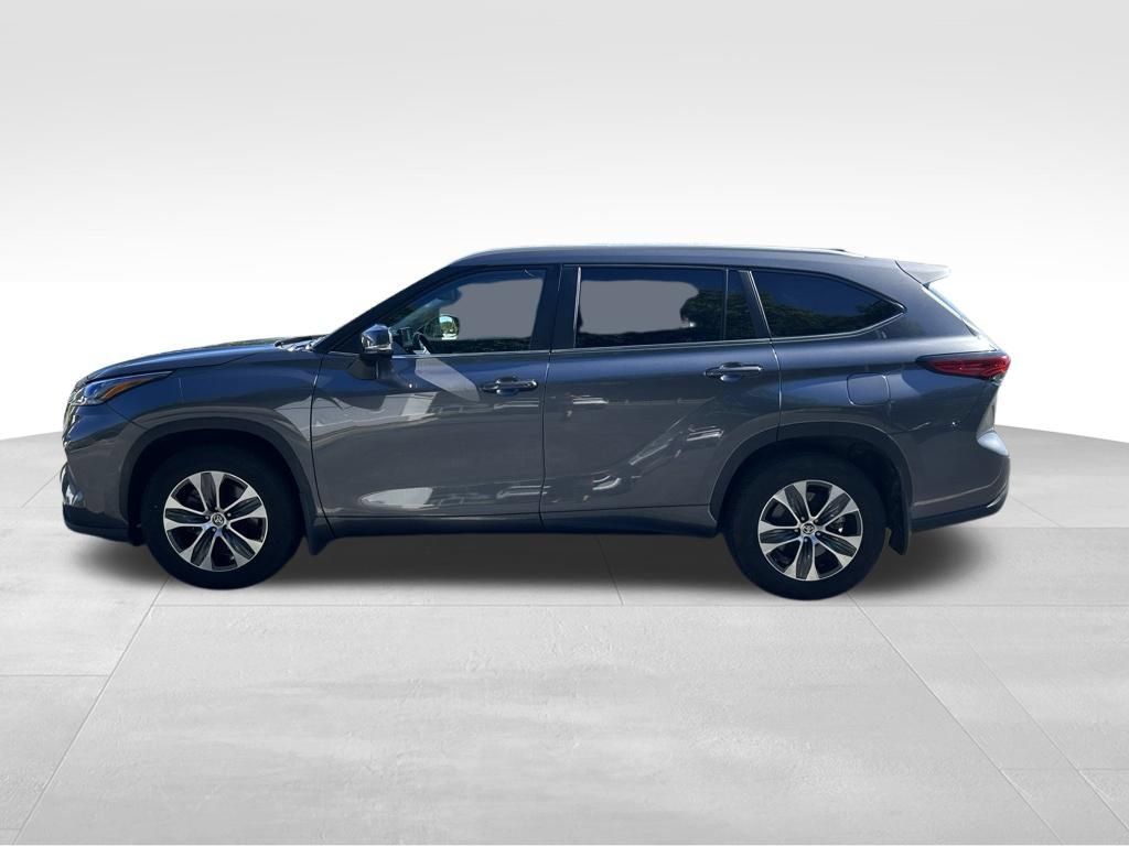 Used 2023 Toyota Highlander XLE AWD/4WD image 3