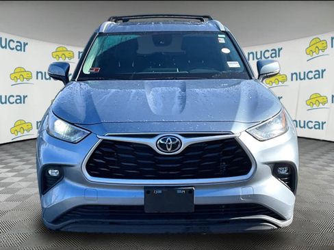 Used 2023 Toyota Highlander XLE image 2