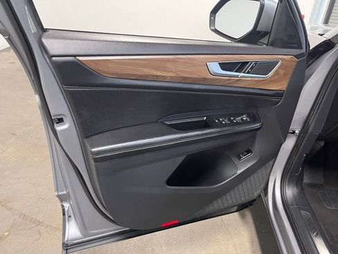 Used 2024 Volkswagen Atlas SE image 24