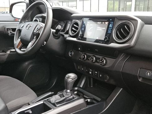 Used 2018 Toyota Tacoma TRD Sport w/ Technology Package RWD image 30
