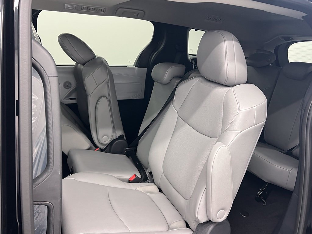Used 2026 Toyota Sienna XLE FWD image 10