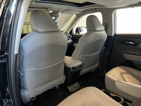 Used 2020 Toyota Highlander XLE FWD image 35